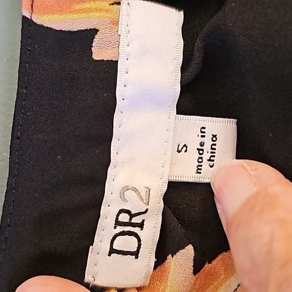 DR2 Women's black Floral design blouse. Long sleeves.  HI/LO. Size small. - Picture 7 of 9